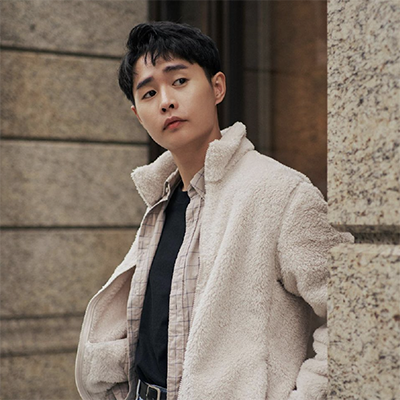 An influencer showcases his UNIQLO fluffy fleece